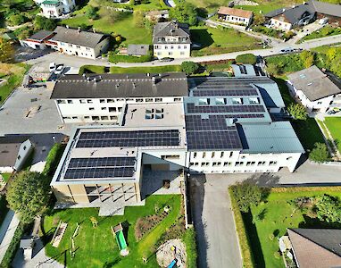 Titelbild von Photovoltaik-Anlagen auf Feuerwehrhaus und Bildungs- & Veranstaltungszentrum montiert